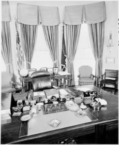 Photograph of President Truman's desk in the Oval Office - NARA - 200233