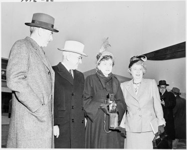 Photograph of President Truman with Secretary of State Dean Acheson, the First Lady, and Margaret Truman, at the... - NARA - 200130