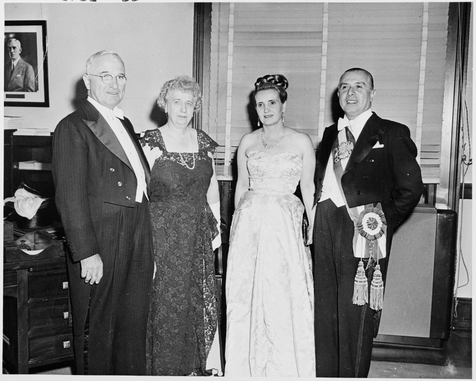 Photograph of the President and Mrs. Truman with President Gabriel Gonzalez Videla of Chile and his wife, in formal... - NARA - 200209