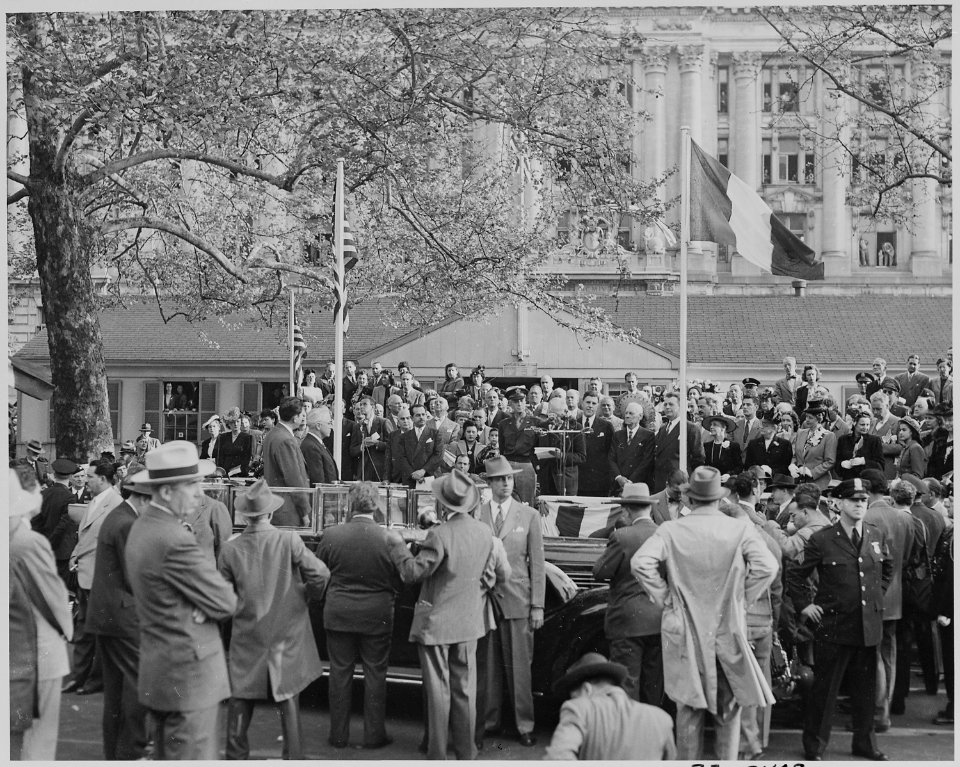 Photograph of the welcoming ceremonies for Mexican President Miguel Aleman at the District Building in Washington... - NARA - 199563