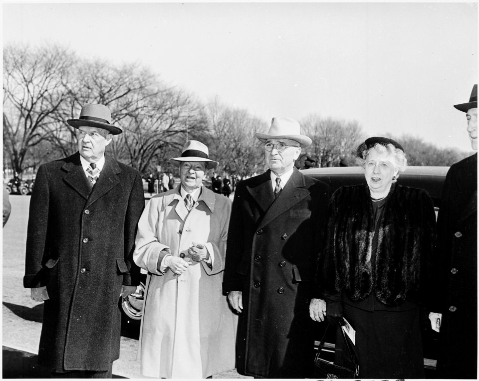 Photograph of the President and Mrs. Truman, with other dignitaries, at the Lincoln Memorial for ceremonies honoring... - NARA - 200353