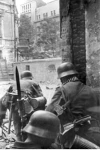 Piechota niemiecka podczas walk ulicznych na froncie wschodnim (2-1044)
