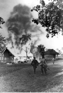 Piechota niemiecka w płonącej wsi na froncie wschodnim (2-979)