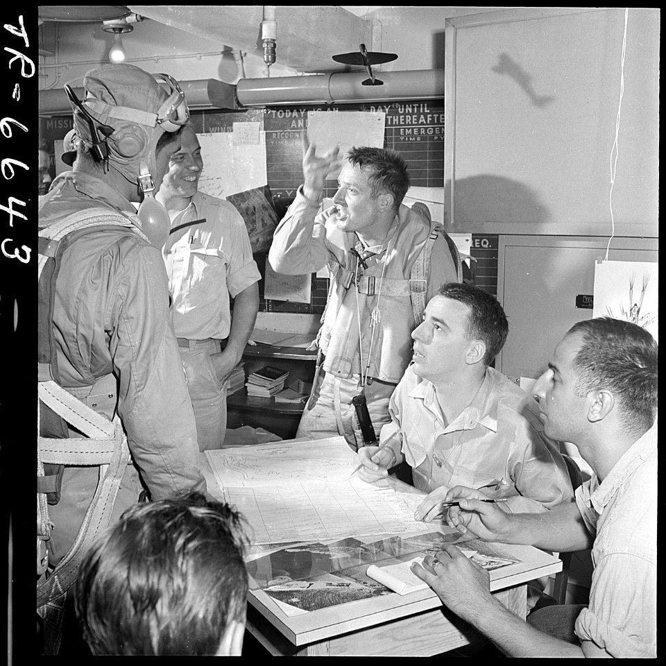 Pilot tells of dive bombing of Wake Island in ready room of USS Yorktown (CV-10). - NARA - 520801