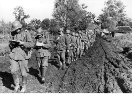 Piechota niemiecka w marszu na froncie wschodnim (2-1099)