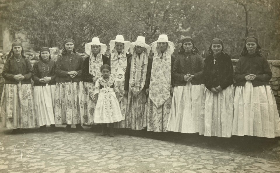 Piekary, typy kobiet w strojach ludowych przed 1939 (67556230)