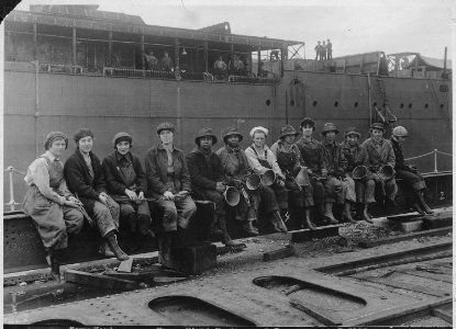 Photograph of Women Rivet Heaters at Puget Sound Navy Yard, 05-29-1919 - NARA - 522877 photo