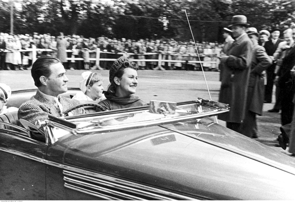 Pokaz i konkurs piękności samochodów zorganizowany przez Automobilklub Polski w parku im. Ignacego Jana Paderewskiego w Warszawie (1-S-2860-5)