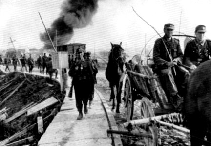 Piechota niemiecka w marszu na froncie łotewskim (2-874)