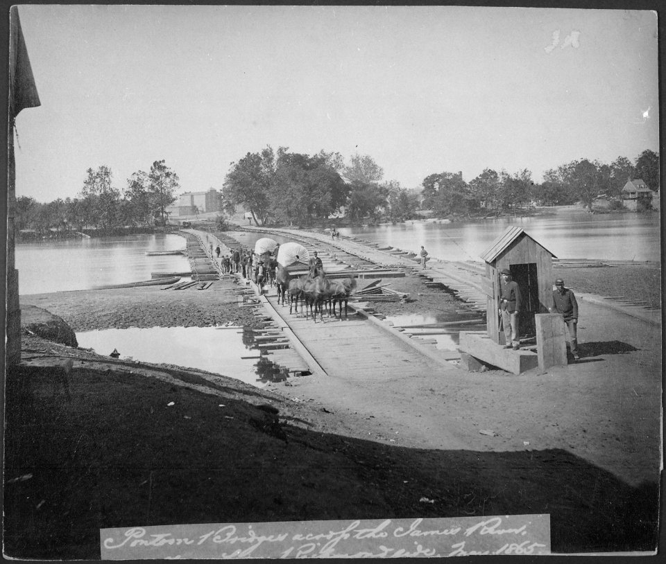 Pontoon bridge across the James River at Richmond, Virginia, 1865 - NARA - 533119