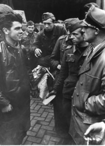 Pilot jednoosobowej łodzi torpedowej podczas rozmowy z dowódcą (2-2594)