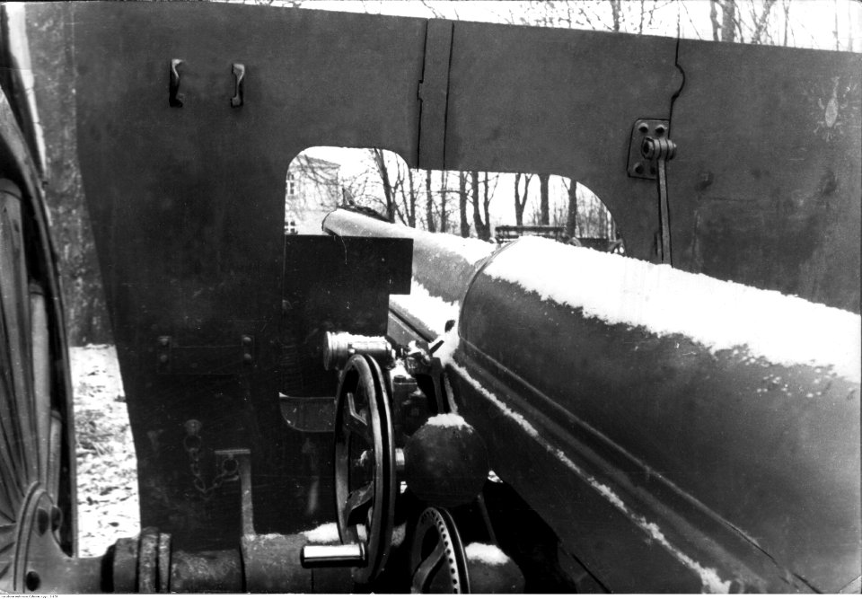 Polskia 75 mm armata polowa Schneider wz. 1897 znaleziona przez Niemców w lesie koło Stopnicy (2-159)
