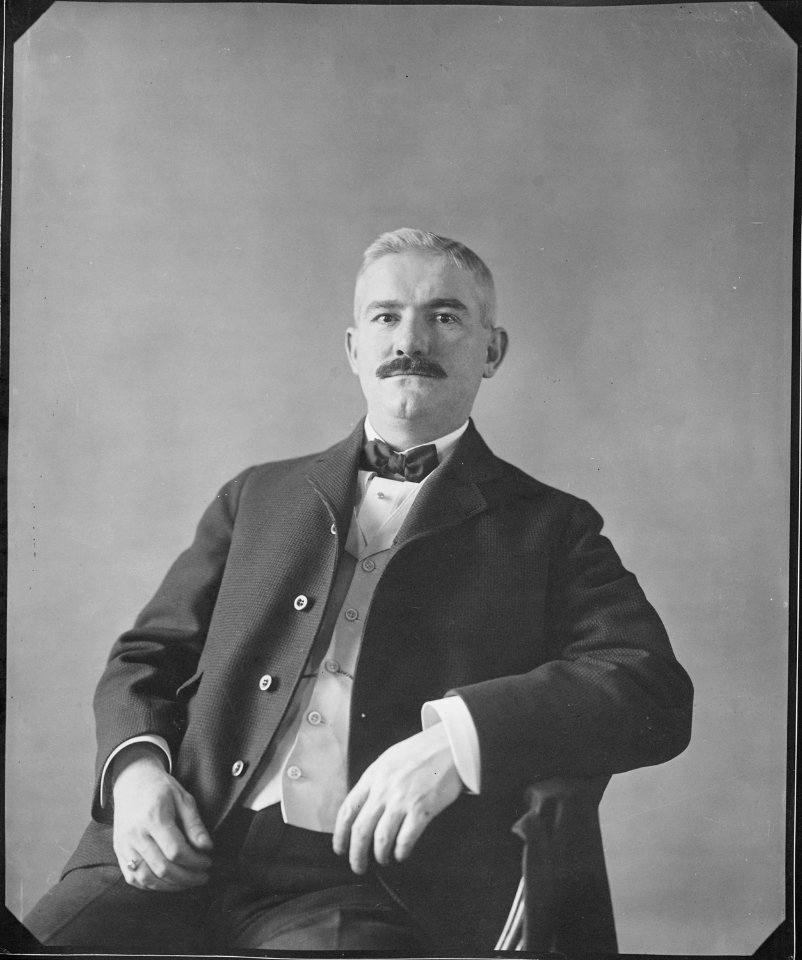 Portrait of gentleman - NARA - 523688