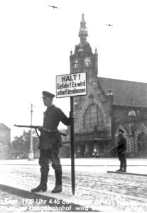 Posterunek niemiecki przed dworcem kolejowym w Gdańsku (2-17) photo