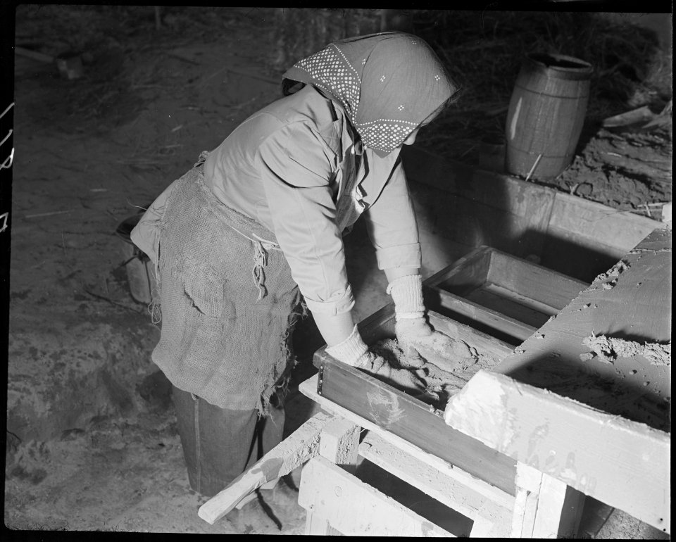 Poston, Arizona. Adobe factory. A woman worker placing mortar in adobe form. - NARA - 536669