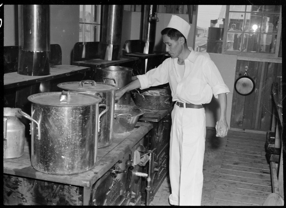 Poston, Arizona. Cooks and chefs among evacuees of Japanese ancestry were immediately given opportu . . . - NARA - 537413