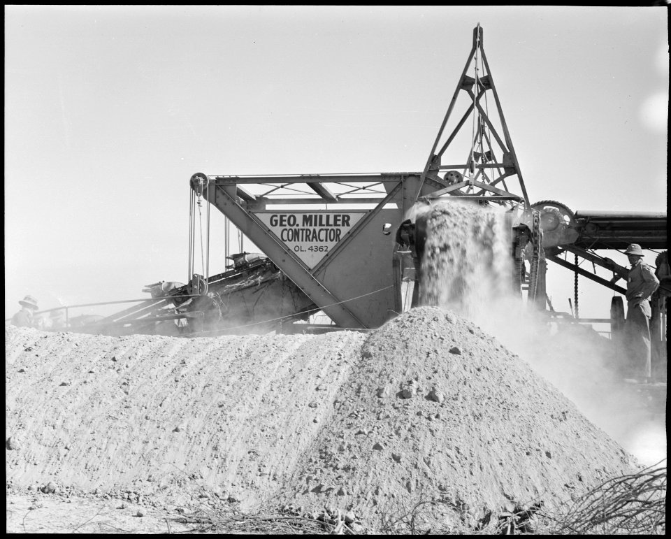 Poston, Arizona. Ditch-digger at work - NARA - 536117