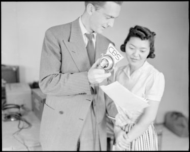Poston, Arizona. Florence Mori, evacuee of Japanese ancestry at this War Relocation Authority cente . . . - NARA - 536080