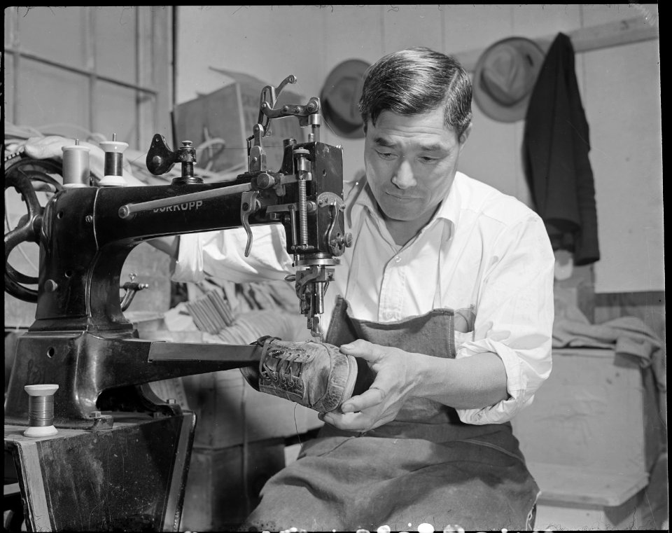 Poston, Arizona. J.K. Honda, shoe maker in the Shoe Repair shop. - NARA - 536650