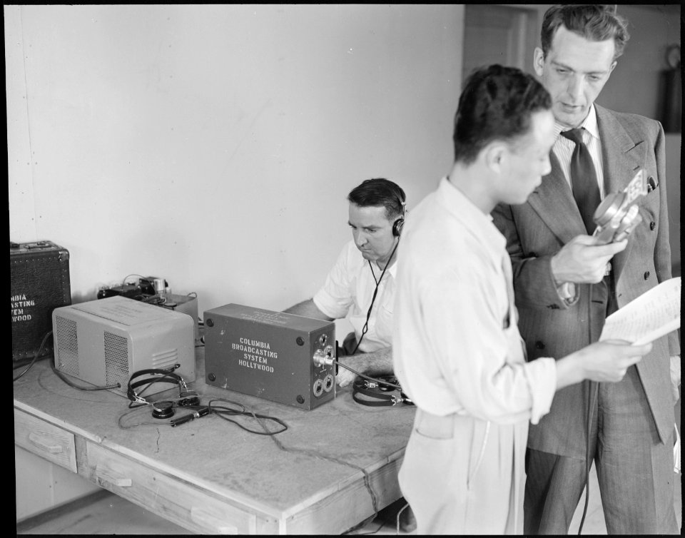 Poston, Arizona. Kay Nishimura, evacuee of Japanese ancestry, and Chet Huntley CBS announcer in an . . . - NARA - 536088