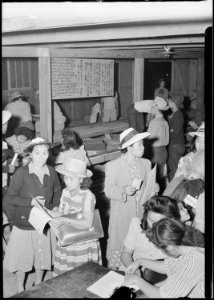 Poston, Arizona. Evacuees of Japanese ancestry register at War Relocation Authority centers where t . . . - NARA - 536304