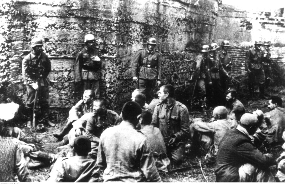 Polscy jeńcy wojenni z Wojskowej Składnicy Tranzytowej na Westerplatte przy tzw. Mewim Szańcu w Gdańsku (2-111)