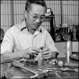 Poston, Arizona. Mr. Niseki shows how to make beautiful rings out the stones which may be picked up . . . - NARA - 539883