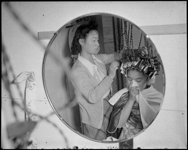 Poston, Arizona. Toshi Katano, Beauty Operator in her beauty shop. - NARA - 536647