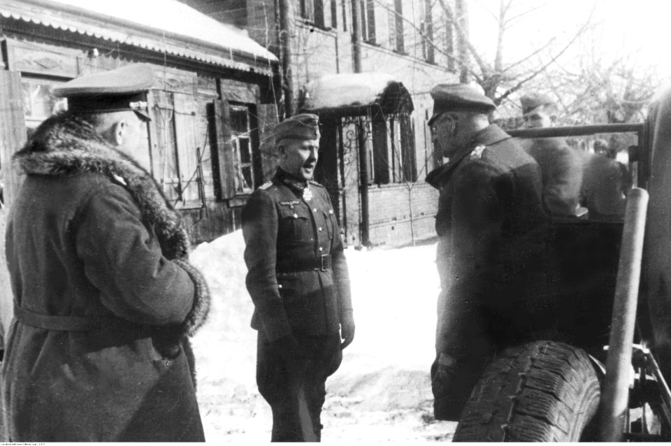 Powitanie generała Maximiliana von Weichsa w siedzibie korpusu pancernego na froncie wschodnim. (2-672)