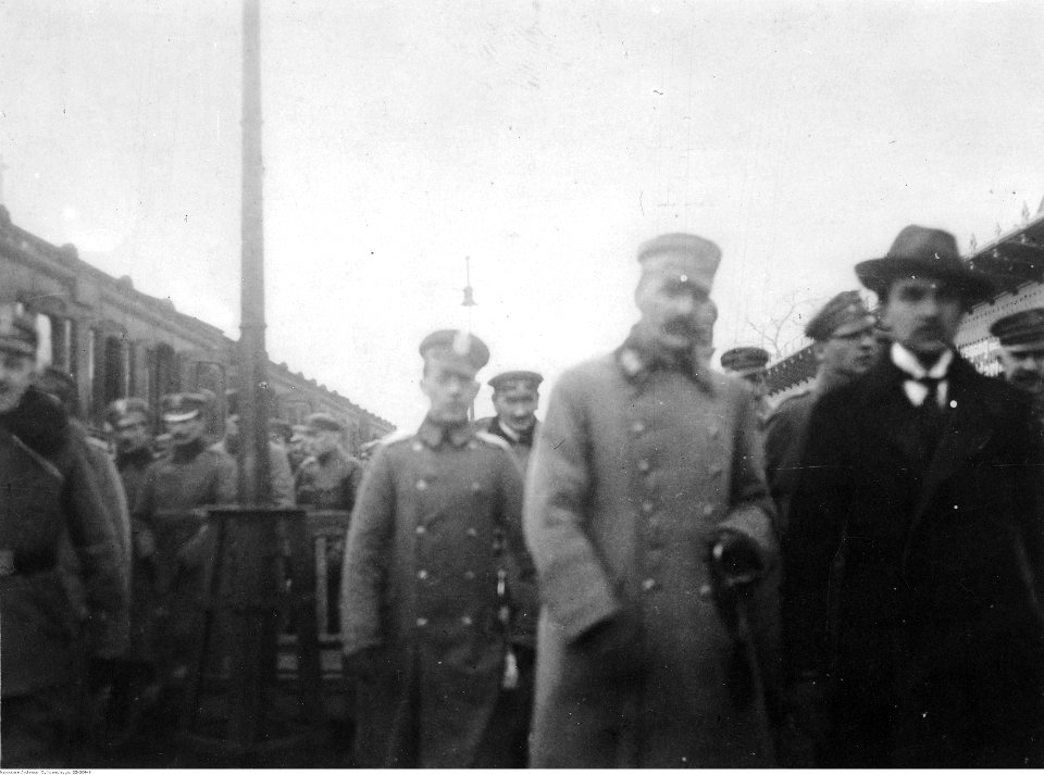 Powitanie Józefa Piłsudskiego na Dworcu Wiedeńskim w Warszawie po przybyciu z Krakowa (22-204-3)
