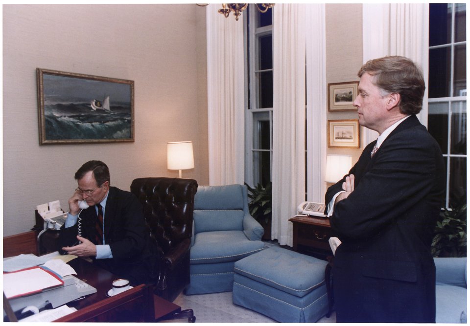President Bush talks to Egyptian President Hosni Mubarak in the Oval Office Study about the commencement of Operation... - NARA - 186430