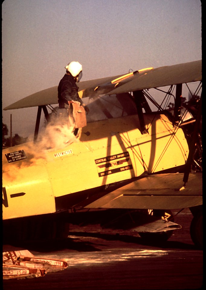 PREPARING TO SULFUR-DUST GRAPE VINES - NARA - 542496