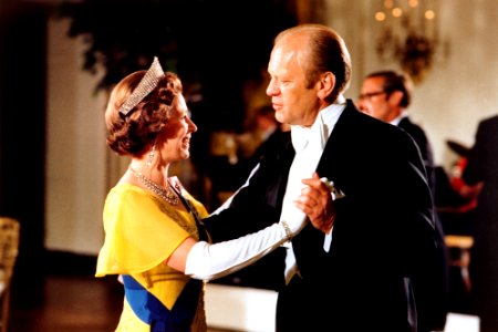 President Ford and Queen Elizabeth dance - NARA - 6923701