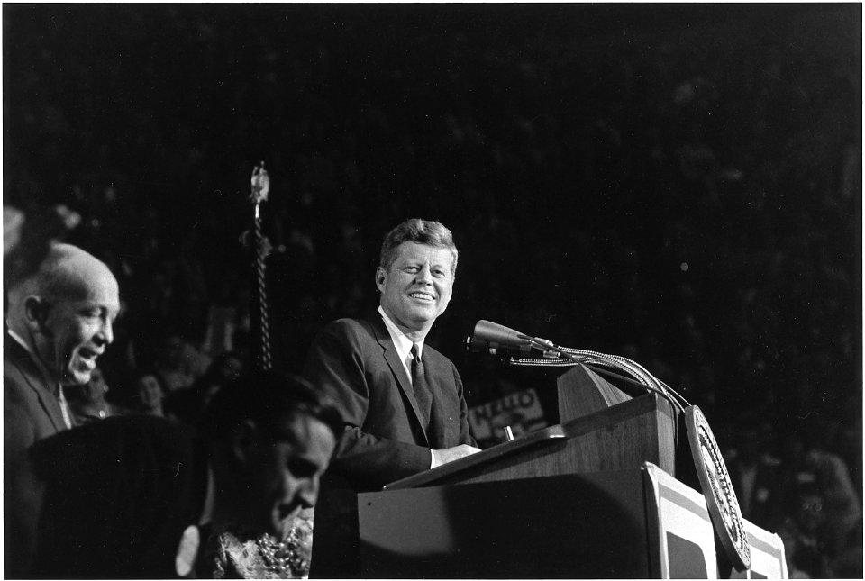 President addresses Bean Feed. State Democratic Chairman George Farr, Minnesota Attorney General Walter F. Mondale... - NARA - 194249