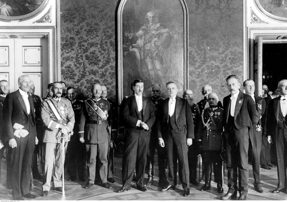 Premier Józef Piłsudski podczas składania życzeń noworocznych prezydentowi Ignacemu Mościckiemu (22-510)