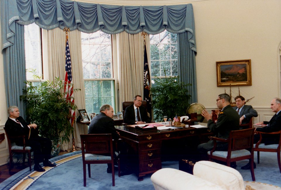 President Bush meets with Secretary Dick Cheney, General Colin Powell, General Scowcroft, Governor Sununu and Robert... - NARA - 186427