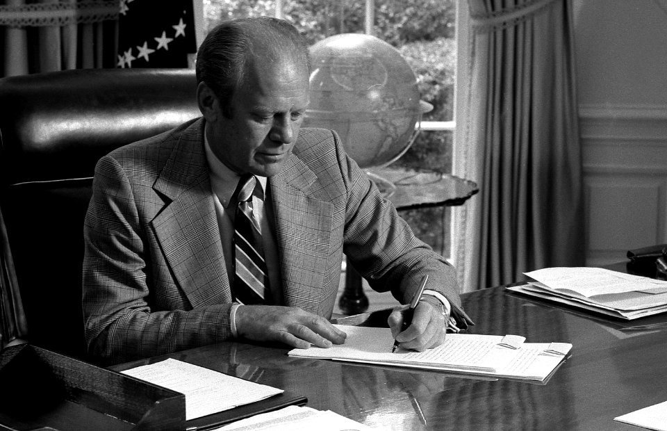 President Ford signs his Crime Message to Congress - NARA - 7140642