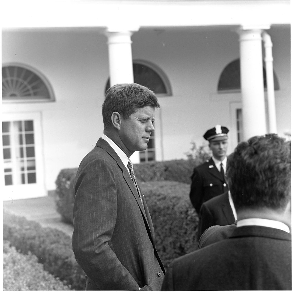 President greets Latin American Archivists. President Kennedy, Archivists. White House, Rose Garden - NARA - 194237