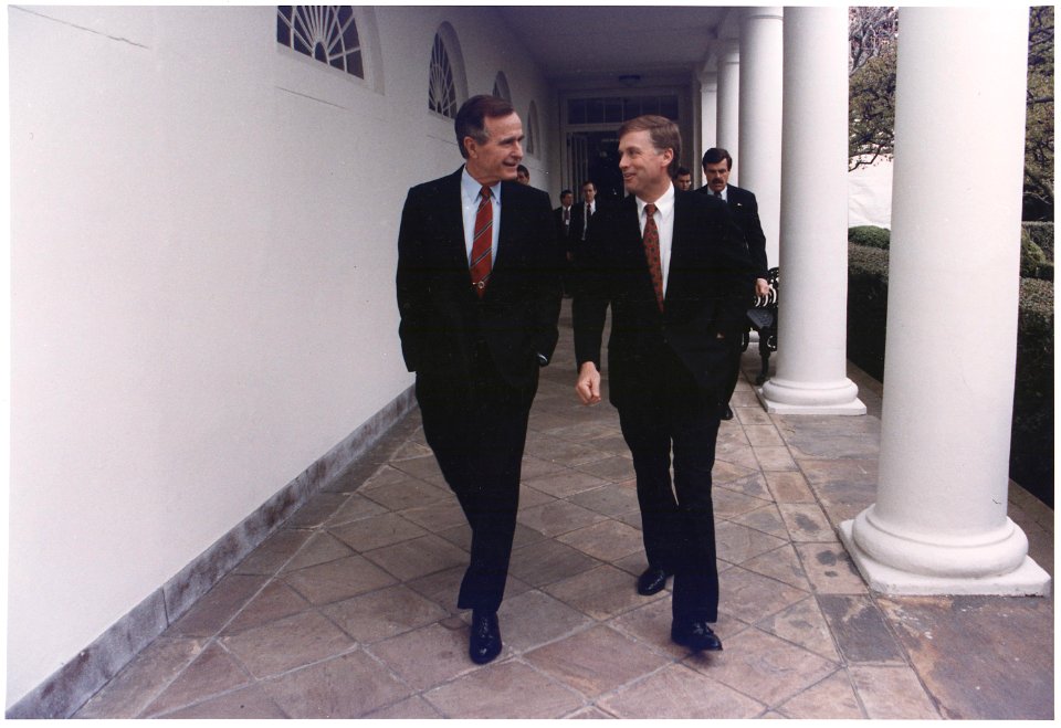 President Bush walks along the colonnade with Vice President Quayle enroute to the Oval Office - NARA - 186448