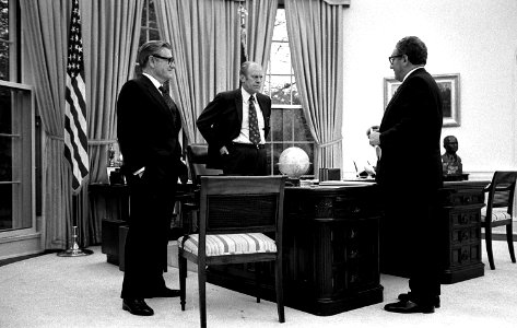 President Ford meets with Kissinger and Vice President Rockefeller - NARA - 7140638