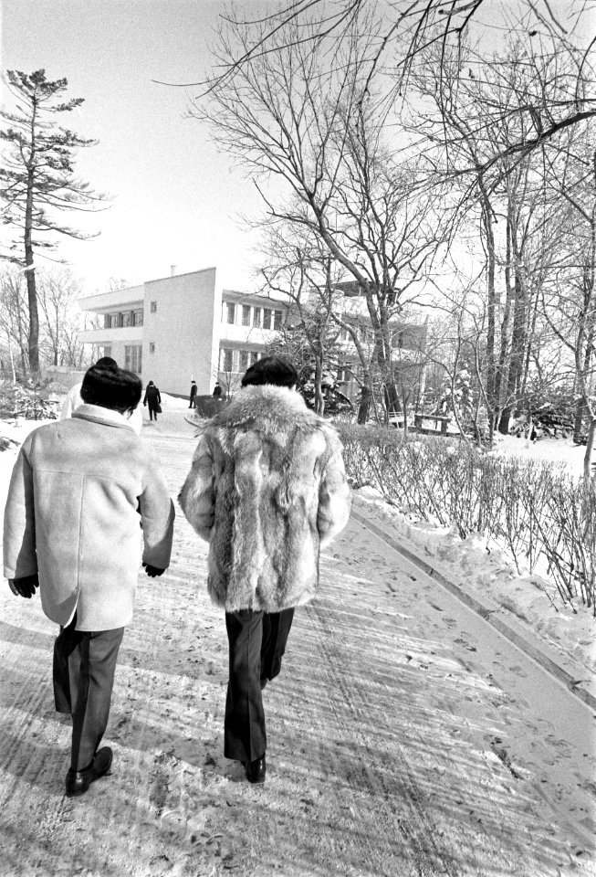 President Ford and Henry Kissinger walk to the summit meeting room - NARA - 7162236