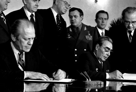 President Ford and Soviet General Secretary Leonid I. Brezhnev - NARA - 7162417