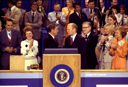 President Ford shakes hands with Ronald Reagan - NARA - 7027916