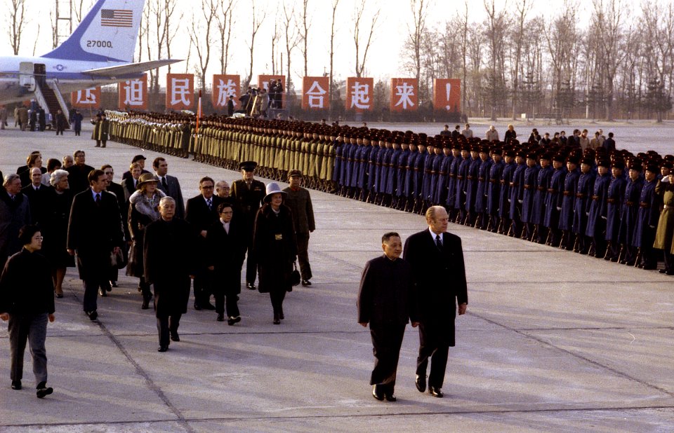 President Ford escorted by Deng Xiao Ping - NARA - 7062604