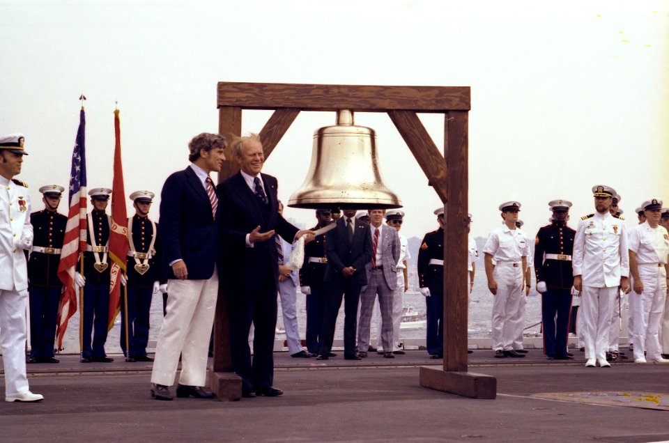 President Ford initiates the ringing of Bicentennial bells - NARA - 7142138