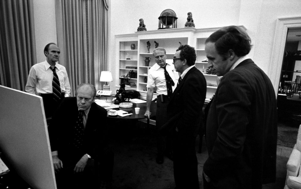 President Ford monitors the evacuation of American citizens from Beirut, 1976 - NARA - 7064987