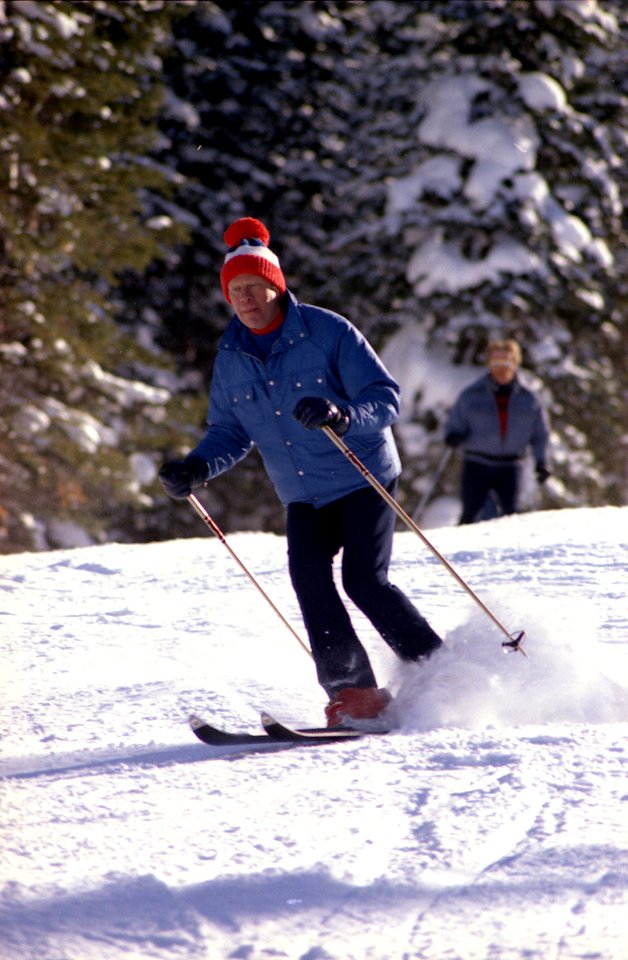 President Ford skiing - NARA - 6829599