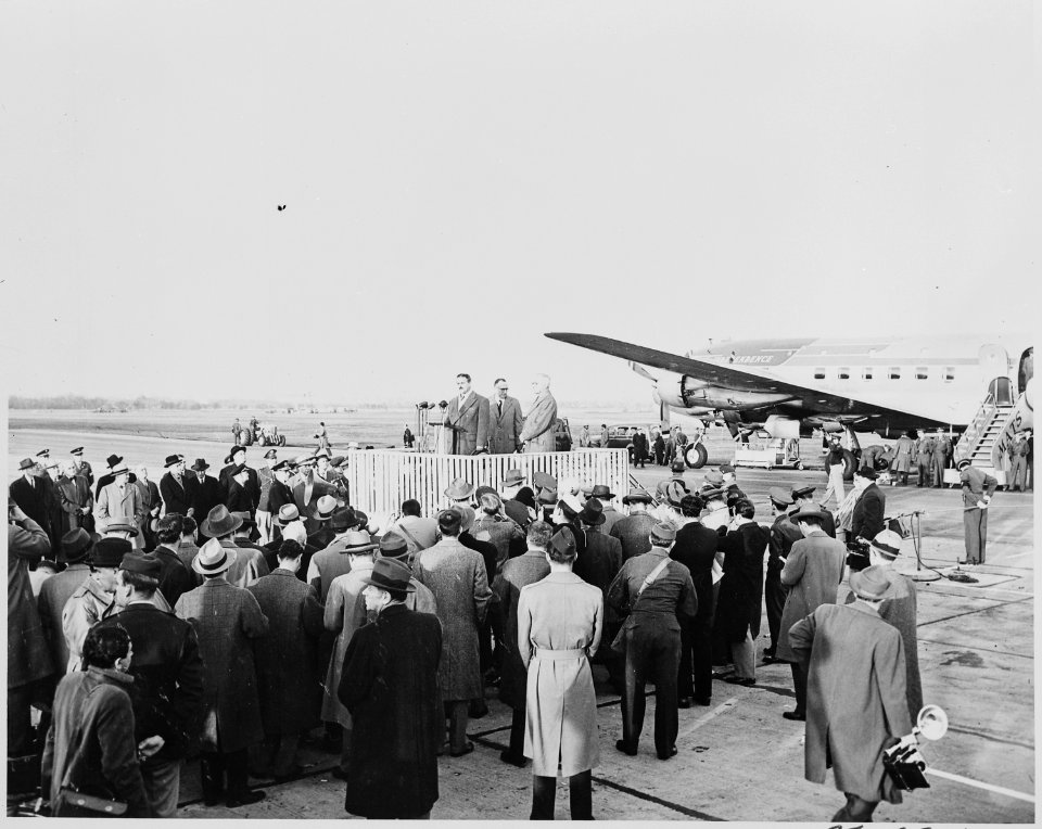 President Prio Socarras of Cuba at microphone, President Truman at right on platform, during ceremony upon the... - NARA - 200031