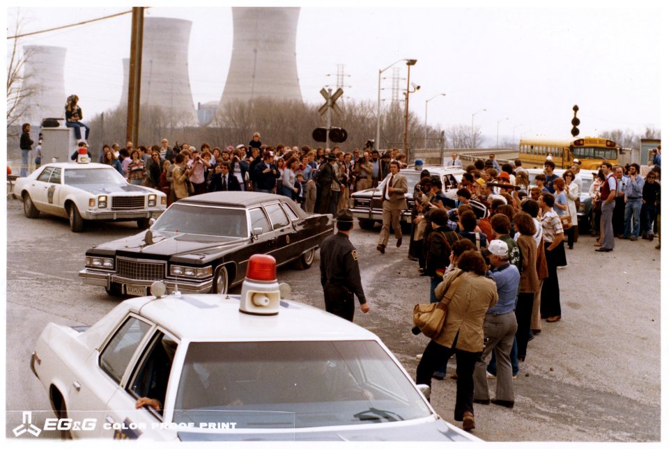President Jimmy Carter leaving (Three Mile Island) for Middletown, Pennsylvania. - NARA - 540021