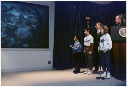 President Bush, Vice President Quayle and representatives of the Young Astronauts Council participate in a... - NARA - 186445